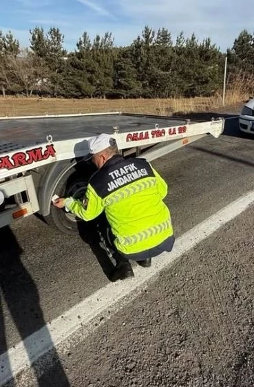 Ardahan’da jandarmadan ‘zorunlu kış lastiği’ denetimi
