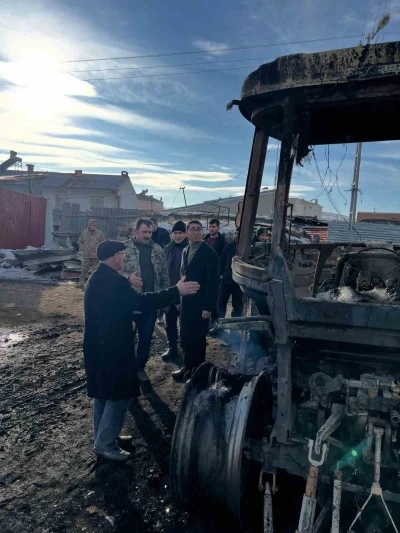 Ardahan&rsquo;da korkutan yangın: Trakt&ouml;r, ot balyaları ve 10 ton tahıl k&uuml;le d&ouml;nd&uuml;
