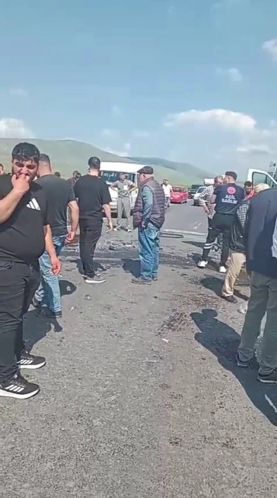 Ardahan&rsquo;da otomobiller &ccedil;arpıştı: 6 yaralı
