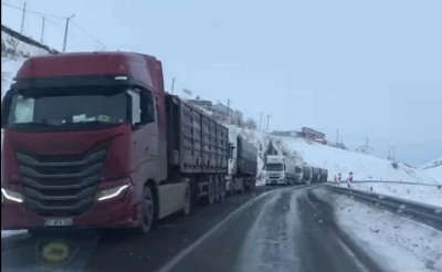 Ardahan&rsquo;da ulaşıma kar ve tipi engeli
