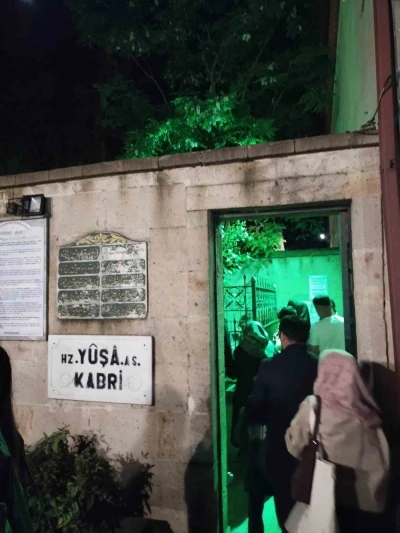 Arefe g&uuml;n&uuml; vatandaşlar Yuşa Tepesi&rsquo;ne akın etti
