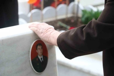 Arefe g&uuml;n&uuml;nde Cebeci Askeri Şehitliği&rsquo;ni ziyaret eden aileler şehitlerin kabirleri başında dua etti
