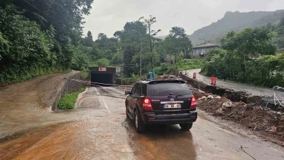 Arhavi’de heyelan riski nedeniyle tünel trafiğe kapatıldı
