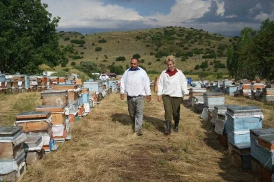 Arıların izinde bir &ouml;m&uuml;r: Karavan desteği gezgin arıcı aileye nefes oldu
