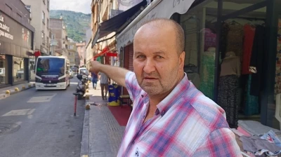 Arıza aracının bomunda çalışırken dolmuşun üzerine düştü
