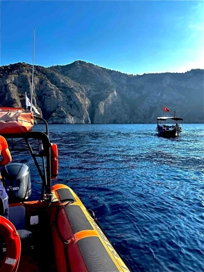 Arızalanan balıkçı teknesini Kıyı Emniyet ekipleri kurtardı
