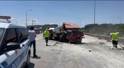 Arızalanan kamyona &ccedil;arpan tırın s&uuml;r&uuml;c&uuml;s&uuml; hayatını kaybetti
