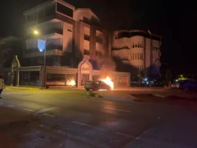 Arızalanan otomobil itilerek &ccedil;alıştırılmak istenince yandı
