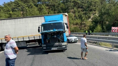 Arızalanan tır İzmir - Manisa yolunu kapattı
