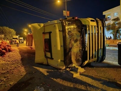 Arızalanan tırdan aşağı indi, hayatını kaybetti
