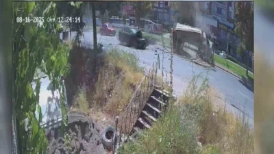 Arkadan çarptığı kamyoneti devirdi: 4 yaralı
