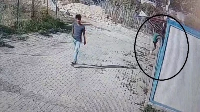 Arkadaşı nöbet tuttu, kendisi camdan girdiği konteynerden 30 saniye içerisinde laptop çaldı
