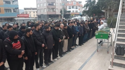 Arkadaşı tarafından bı&ccedil;aklanarak &ouml;ld&uuml;ren gen&ccedil; toprağa verildi
