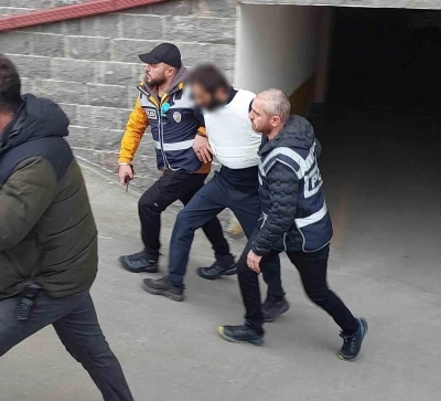 Arkadaşını bı&ccedil;aklayarak &ouml;ld&uuml;ren zanlı emniyetteki sorgusunun ardından adliyeye sevk edildi
