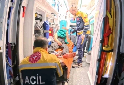 Arkadaşların bı&ccedil;aklı kavgası kanlı bitti: 1 yaralı
