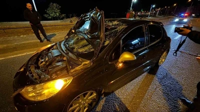 Arkadaşlarının halı saha futbol maçını izlemeye giden gence otomobil çarptı
