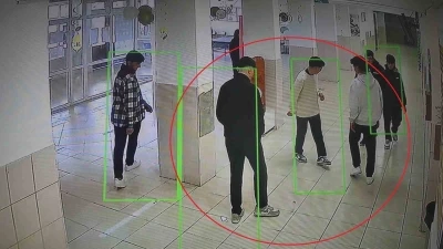 Arkadaşlarının top olarak oynadığı boş pet şişeyi &ccedil;&ouml;pe atan kız &ouml;ğrenci &ccedil;evre duyarlılığıyla taktir topladı
