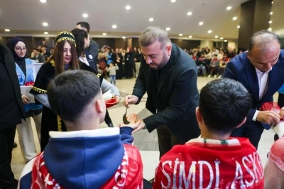 Arnavutk&ouml;y Belediyesi&rsquo;nden askere gidecek gen&ccedil;lere kınalı uğurlama

