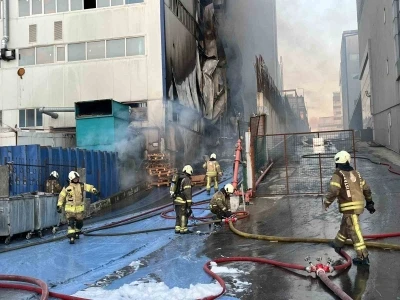 Arnavutköy’de 3 katlı fabrikada yangın
