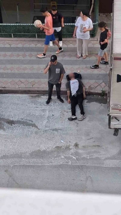 Arnavutk&ouml;y&rsquo;de akıl almaz anlar: Kafasını defalarca kamyonet kasasına vurup kendisini bayılttı

