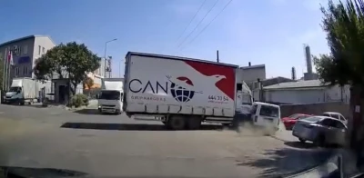 Arnavutköy’de aksiyon filmlerini aratmayan kaza: Kamyon araca çarptı, metrelerce sürükledi
