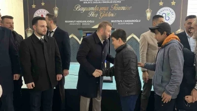Arnavutk&ouml;y&rsquo;de bayram namazı sonrası il&ccedil;e protokol&uuml; vatandaşlarla bayramlaştı
