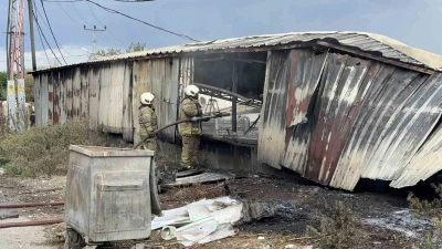 Arnavutköy’de BEDAŞ’a ait trafodan çıkan kıvılcımlar ayakkabı deposunu küle çevirdi
