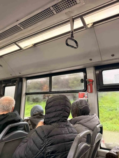 Arnavutk&ouml;y&rsquo;de belediye otob&uuml;s&uuml;n&uuml;n tavanından su aktı
