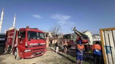 Arnavutk&ouml;y&rsquo;de boş binanın &ccedil;atısı alevlere teslim oldu
