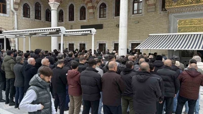 Arnavutk&ouml;y&rsquo;de cami avlusunda vurulan yaşlı adam son yolculuğuna uğurlandı
