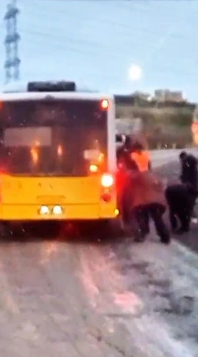 Arnavutk&ouml;y&rsquo;de &ccedil;amurlu yolda ilerleyemeyen İETT otob&uuml;s&uuml;n&uuml; vatandaşlar itti
