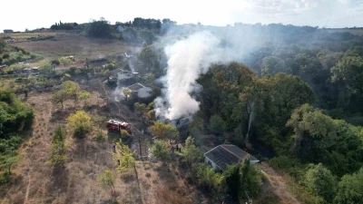 Arnavutköy’de çayırlık alanda çıkan yangın evlere ve ormana sıçradı
