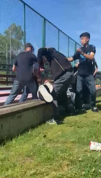 Arnavutk&ouml;y&rsquo;de &ccedil;ocuklar arasındaki kavga kamerada: acımasızca saldırdılar
