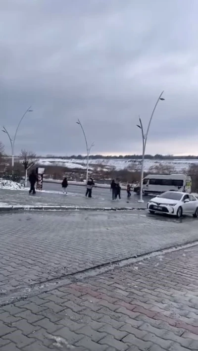 Arnavutk&ouml;y&rsquo;de &ccedil;ocukların tehlikeli oyunu s&uuml;r&uuml;c&uuml;leri zor durumda bıraktı
