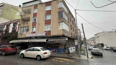 Arnavutk&ouml;y&rsquo;de eşini &ccedil;ocuklarının g&ouml;z&uuml; &ouml;n&uuml;nde bı&ccedil;akladı
