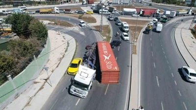 Arnavutköy’de facia ucuz atlatıldı: Kömür yüklü tırın konteyneri böyle yola devrildi
