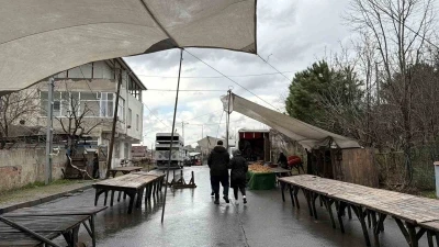 Arnavutk&ouml;y&rsquo;de fırtına pazarı vurdu, 08.00&rsquo;den beri &ccedil;adırı kuramadılar
