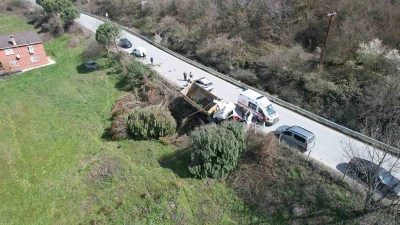 Arnavutk&ouml;y&rsquo;de hafriyat kamyonu &ccedil;ayırlık alana u&ccedil;tu, ağa&ccedil;ların devrildiği alan havadan g&ouml;r&uuml;nt&uuml;lendi
