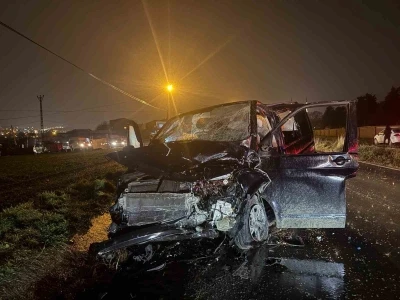 Arnavutk&ouml;y&rsquo;de İETT otob&uuml;s&uuml; hafif ticari ara&ccedil;la &ccedil;arpıştı: 2 yaralı
