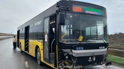 Arnavutk&ouml;y&rsquo;de İETT otob&uuml;s&uuml; kazaya karıştı: 2 yolcu yaralandı
