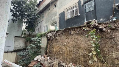 Arnavutköy’de iki bina arasındaki istinat duvar çöktü
