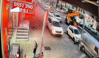 Arnavutköy’de kaldırıma çıkan otomobil tehlike saçtı
