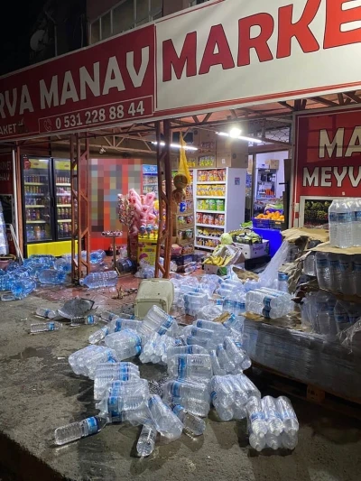 Arnavutk&ouml;y&rsquo;de kontrolden &ccedil;ıkan minib&uuml;s markete daldı: Olası facia ucuz atlatıldı
