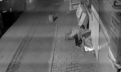 Arnavutk&ouml;y&rsquo;de k&uuml;&ccedil;&uuml;k &ccedil;ocuğun tehlikeli oyunu kamerada
