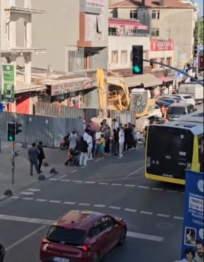 Arnavutköy’de motokurye bariyerleri yıkıp inşaat alanına daldı
