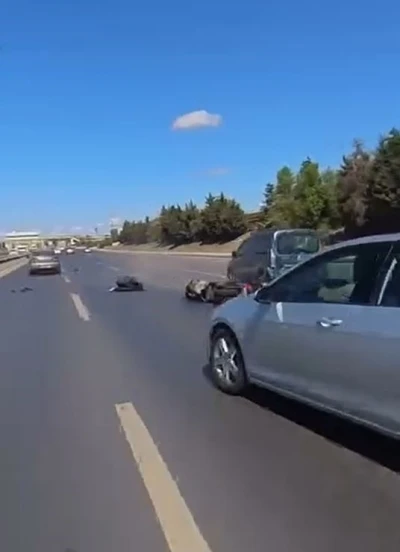 Arnavutköy’de motosikletli, araç altında kalmaktan son anda kurtuldu
