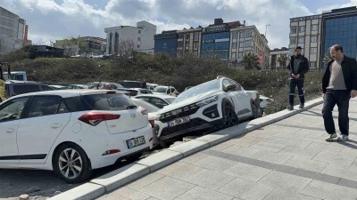 Arnavutk&ouml;y&rsquo;de park etmek isterken ara&ccedil;ların &uuml;zerine &ccedil;ıktı
