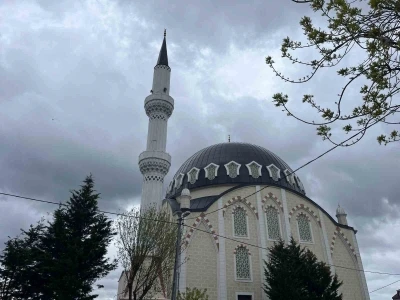 Arnavutk&ouml;y&rsquo;de r&uuml;zgarın etkisiyle caminin minaresi sallandı, iki bina tahliye edildi
