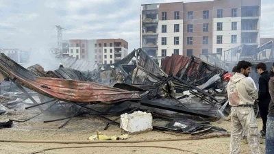 Arnavutk&ouml;y&rsquo;de şantiye konteynerlarında yangın: İş&ccedil;iler son anda kurtuldu
