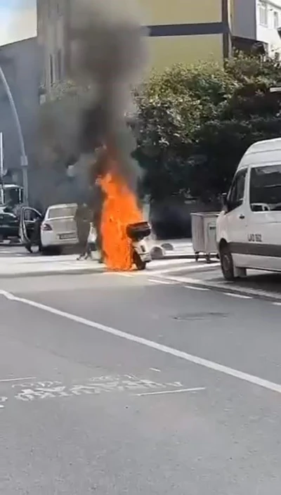 Arnavutköy’de seyir halindeki motosiklet alev aldı
